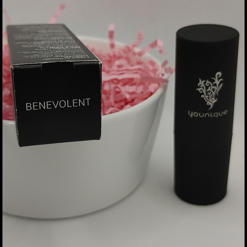 New Younique Luminizer Creme to Powder Benevolent